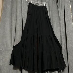 UMGEE. 1XL Black linen. Tiered ruffle. Wide leg pant.